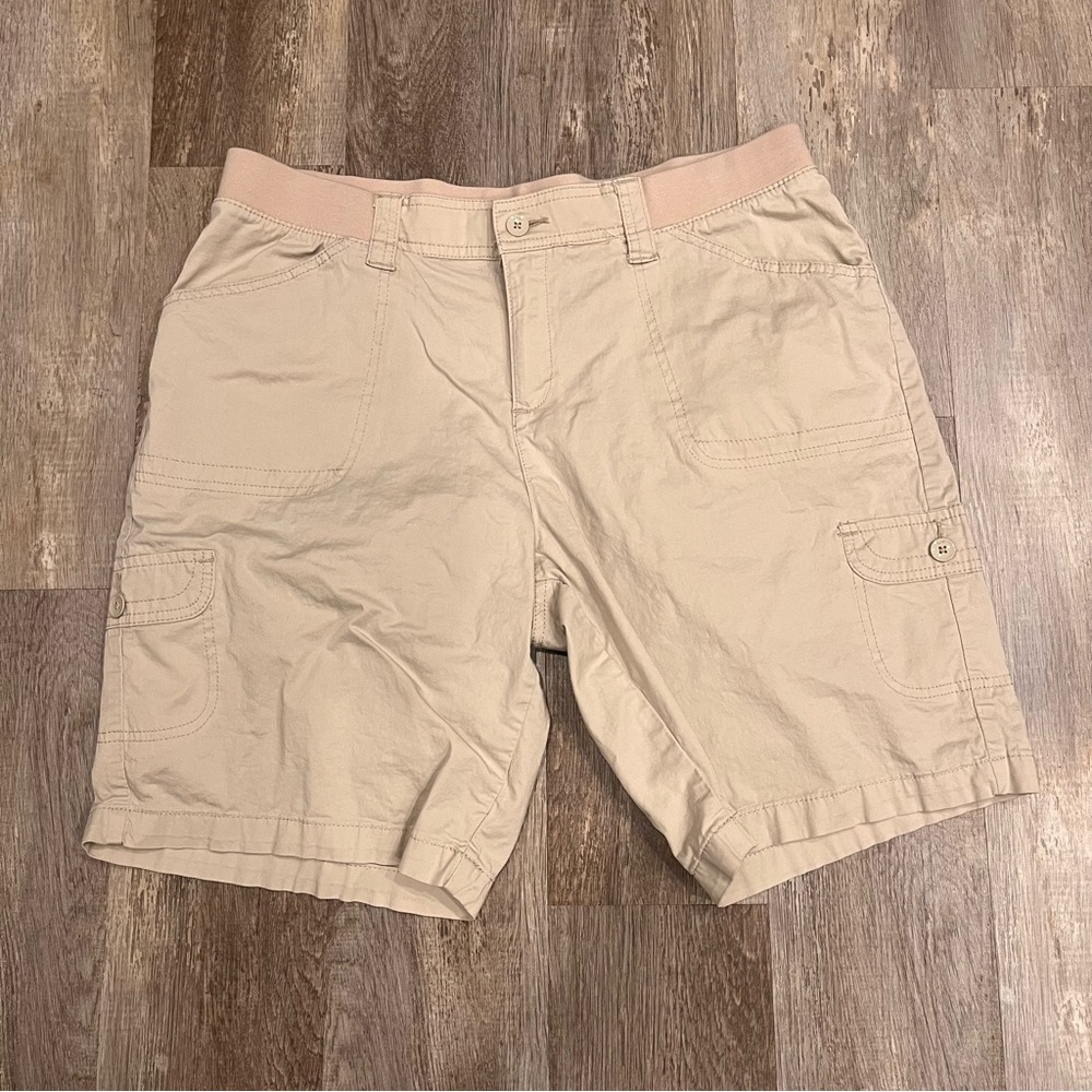 Lee Women’s Relaxed Fit 1889 Khaki Shorts Size 16W Medium RN 130273 / CA 55394